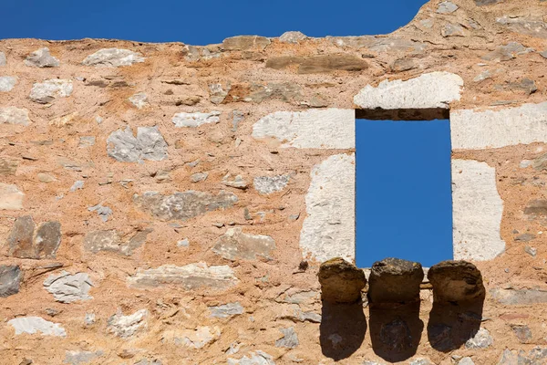 Dettaglio architettura. Vecchio muro di pietra con finestra . — Foto Stock