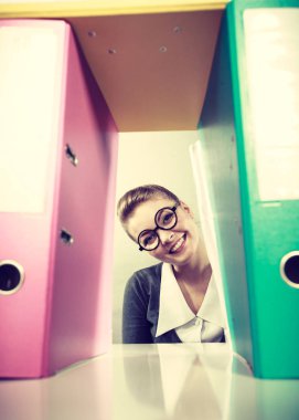 Bağlayıcı yığınları ile mutlu muhasebeci.