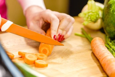 Kadın kesme havuç mutfak gemide