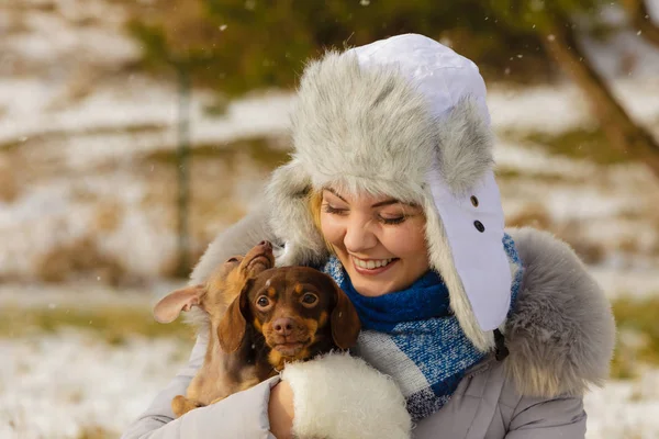 Mujer jugando con perros durante el invierno —  Fotos de Stock