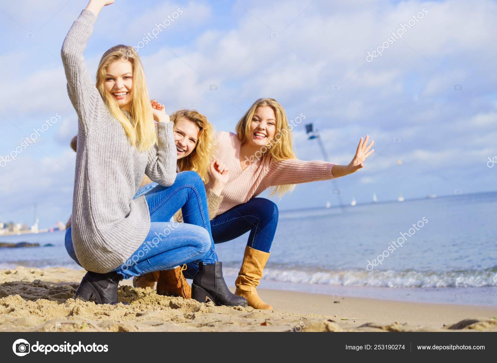Киска пухленькой девочки на пляже в песке