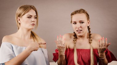 Kadınlar birbirlerini bir şeyle suçluyor.