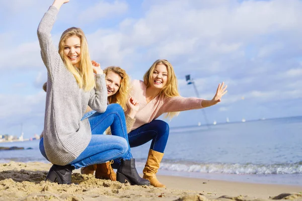 Drie modieuze modellen buiten — Stockfoto