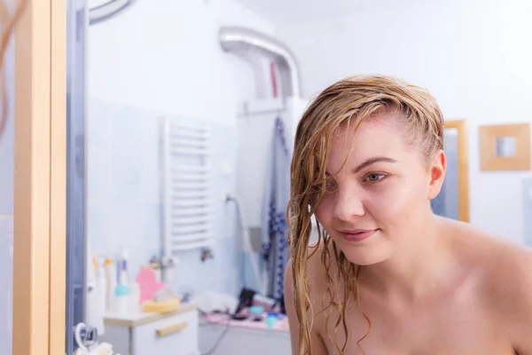 Frau mit nassen blonden Haaren — Stockfoto