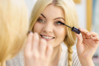 Onun kirpik rimel kullanan kadın