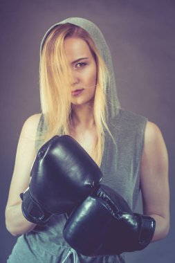 Boksör kız egzersiz ile boks eldivenleri.