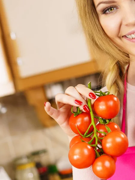 Mulher mão segurando tomates — Fotografia de Stock