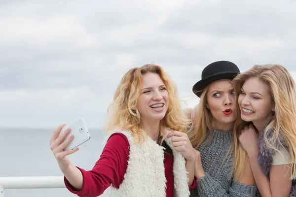 Drie vrouwen nemen selfie buiten — Stockfoto