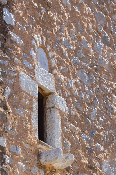 Detalle de arquitectura. Antiguo muro de piedra con ventana . — Foto de Stock