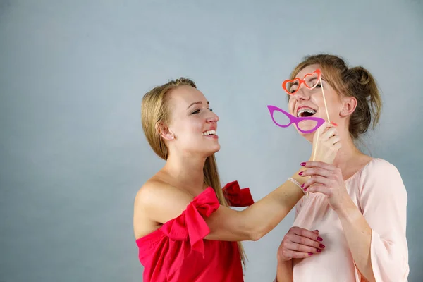 Karnaval maske ile iki kadın — Stok fotoğraf