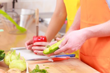 Bir kaç taze sebze salatası hazırlama. Diyet