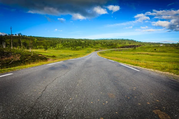 Road landskap i norsk kulle berg — Stockfoto