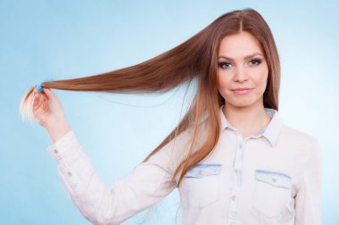 Uzun saçlı kadın onun saç tarama.