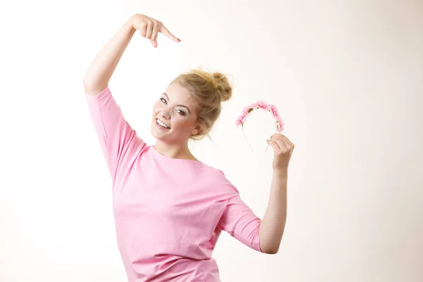 Woman having flowers wreath — Stock Photo, Image