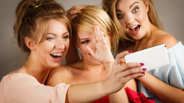 Fashionable women taking selfie — Stock Photo, Image