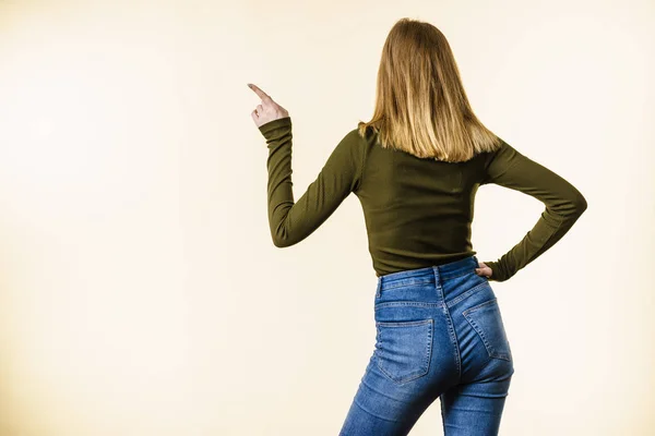 Vista posteriore della donna che indica lo spazio di copia — Foto Stock