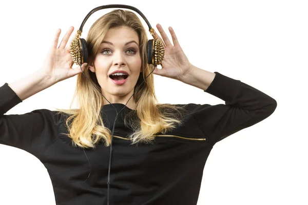 Mujer sorprendida usando auriculares — Foto de Stock