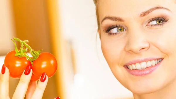 Ženská ruka hospodářství tomates — Stock fotografie