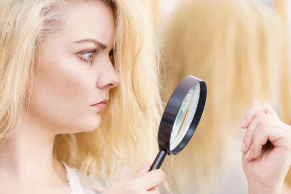 Mujer magnificando su pelo de puntas abiertas —  Fotos de Stock