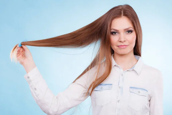 Hosszú hajú nő fésülködés a haját. — Stock Fotó