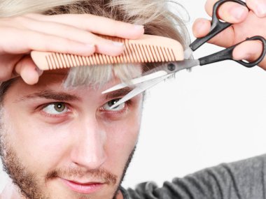 Adam makas ve tarak yeni saç modeli oluşturma