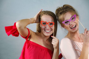 Karnaval maske ile iki kadın