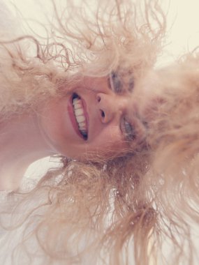 Islak sarışın saçlı kadın