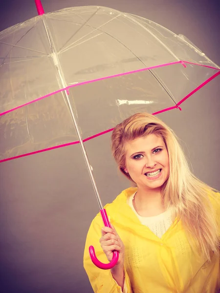 Mujer feliz vistiendo impermeable con paraguas transparente — Foto de Stock