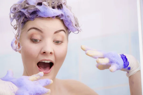 Kobieta, stosując szampon z tonerem na włosy — Zdjęcie stockowe