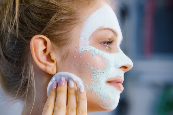 Meisje verwijdert droge witte modder masker — Stockfoto
