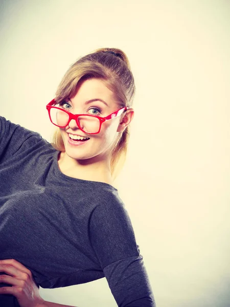 Nerdy tjej lurar runt. — Stockfoto