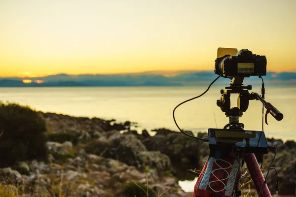 Resmi film Sunrise deniz yüzeyi üzerine alarak kamera — Stok fotoğraf