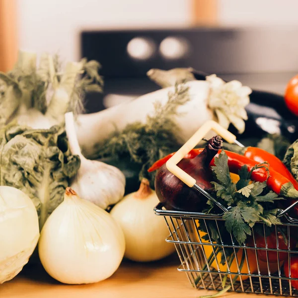 Winkelen backet met dieet groenten — Stockfoto