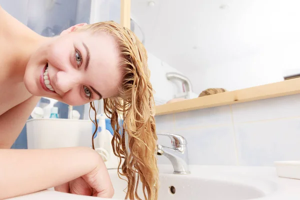 Frau mit nassen blonden Haaren — Stockfoto