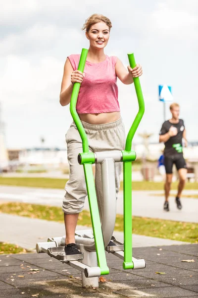 Aktiv kvinna utövar på Ellipstränare. — Stockfoto