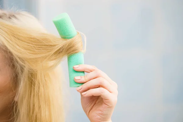 Mulher loira usando rolos de cabelo — Fotografia de Stock