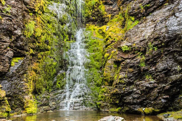 Pequena cachoeira nas montanhas, Noruega . — Fotografia de Stock