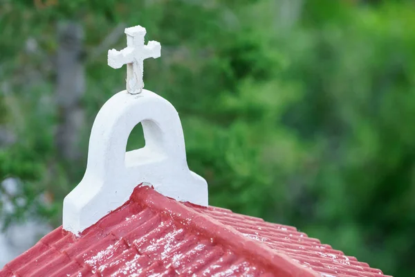Білий хрест на грецьку церкву даху — стокове фото