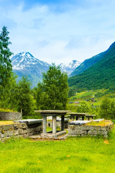 Acampamento com mesa de piquenique em montanhas norwegian — Fotografia de Stock