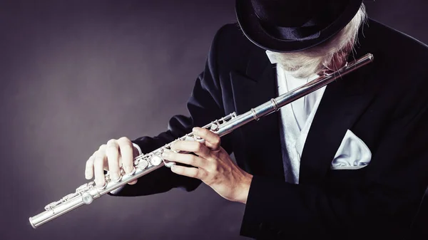 Elegant gekleideter männlicher Musiker spielt Flöte — Stockfoto