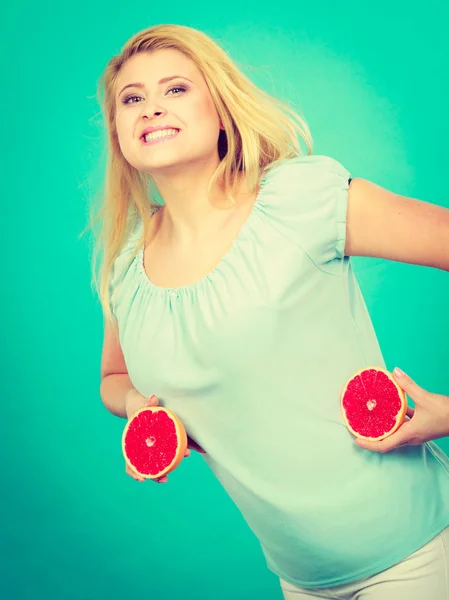 Mujer sostiene pomelo cítricos en las manos — Foto de Stock