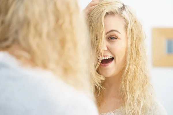Femme aux cheveux blonds mouillés — Photo