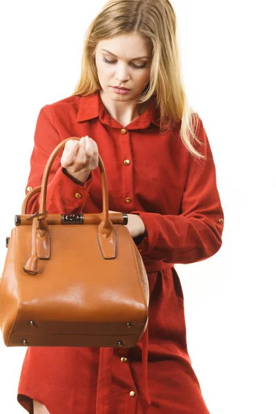 Móda žena s koženou kabelku — Stock fotografie