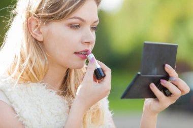 Kırmızı ruj süren kadın.