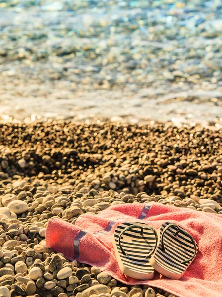 Flip flops op zonnebaden handdoek — Stockfoto