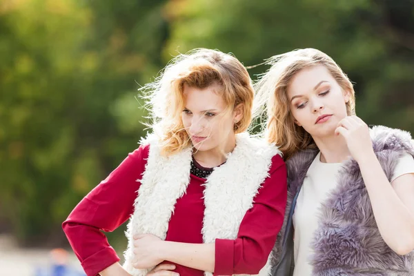 Dos mujeres de moda al aire libre — Foto de Stock