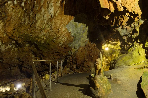 Stalactites et stalagmites dans la grotte de Dirou, Grèce — Photo