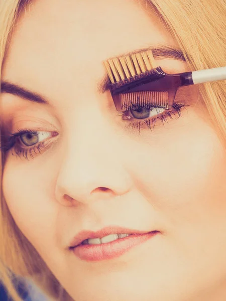 Woman brushing her eyelashes — Stock Photo, Image