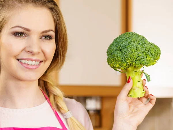 Brokoli sebze tutan kadın