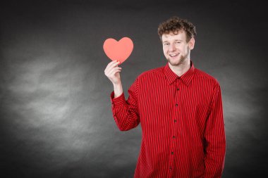 Kırmızı kalp aşık çocuk.